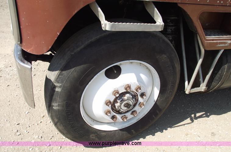 image for item A4147 1982 International CO9670 XL semi truck