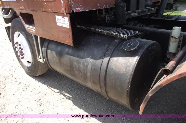 image for item A4147 1982 International CO9670 XL semi truck