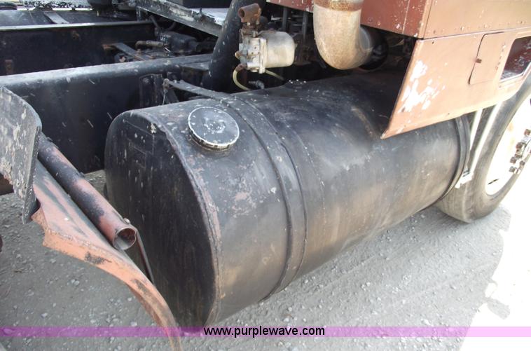 image for item A4147 1982 International CO9670 XL semi truck