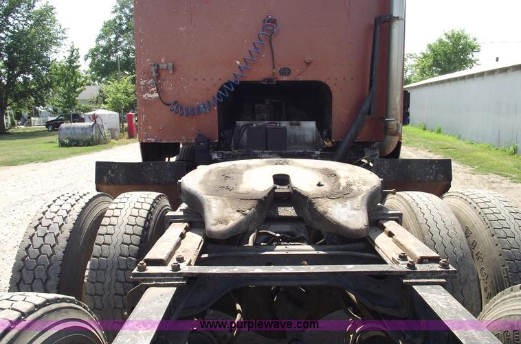 image for item A4147 1982 International CO9670 XL semi truck