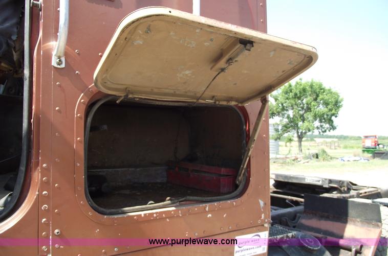 image for item A4147 1982 International CO9670 XL semi truck