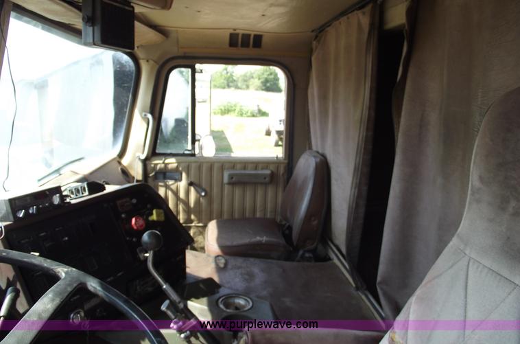 image for item A4147 1982 International CO9670 XL semi truck