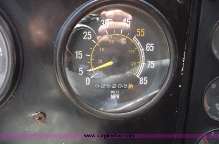 image for item A4147 1982 International CO9670 XL semi truck