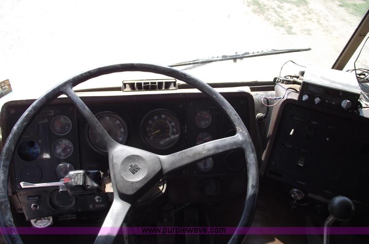 image for item A4147 1982 International CO9670 XL semi truck