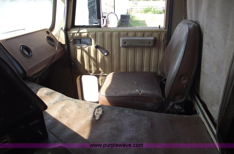 image for item A4147 1982 International CO9670 XL semi truck