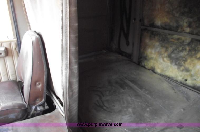 image for item A4147 1982 International CO9670 XL semi truck