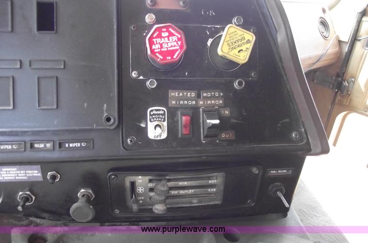 image for item A4147 1982 International CO9670 XL semi truck