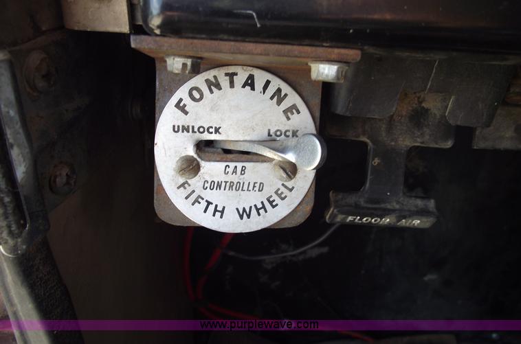 image for item A4147 1982 International CO9670 XL semi truck