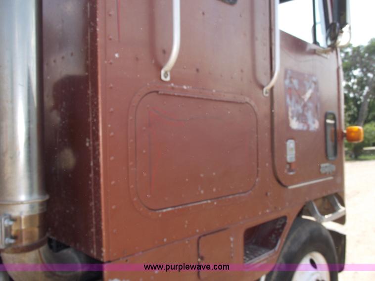 image for item A4147 1982 International CO9670 XL semi truck