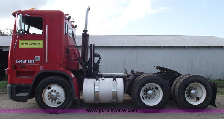 image for item A4179 1993 Freightliner FLA semi truck