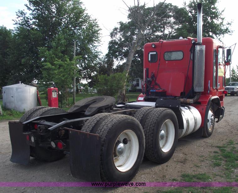 image for item A4179 1993 Freightliner FLA semi truck