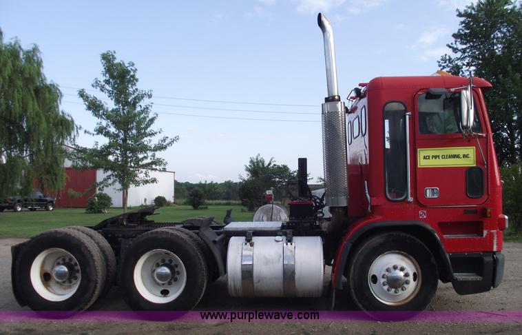 image for item A4179 1993 Freightliner FLA semi truck