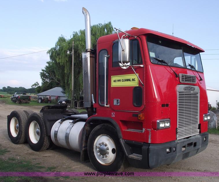 image for item A4179 1993 Freightliner FLA semi truck