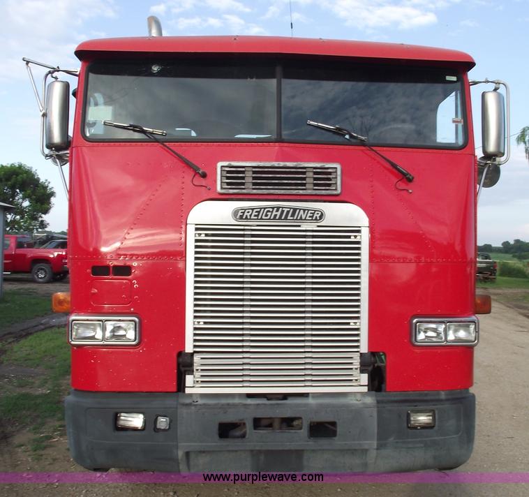 image for item A4179 1993 Freightliner FLA semi truck