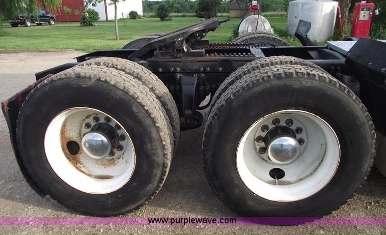 image for item A4179 1993 Freightliner FLA semi truck