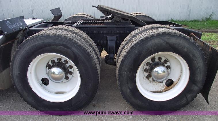 image for item A4179 1993 Freightliner FLA semi truck