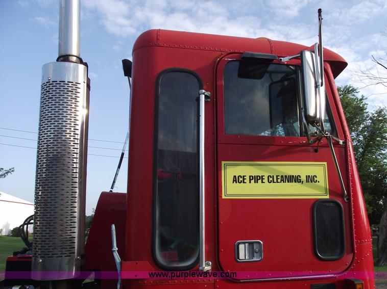 image for item A4179 1993 Freightliner FLA semi truck