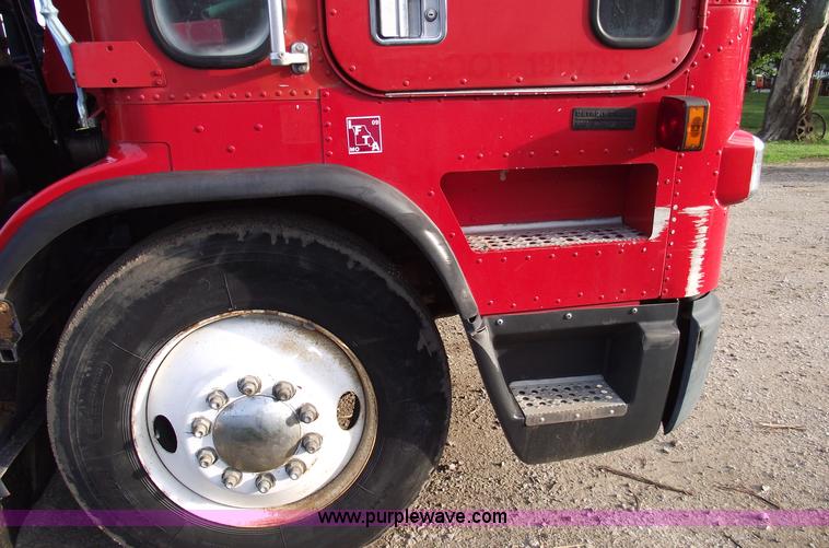 image for item A4179 1993 Freightliner FLA semi truck