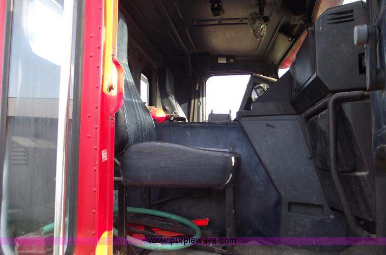 image for item A4179 1993 Freightliner FLA semi truck