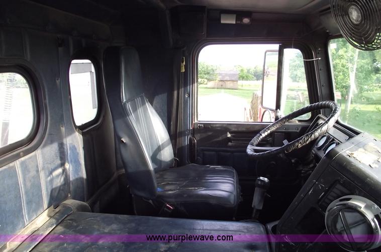 image for item A4179 1993 Freightliner FLA semi truck