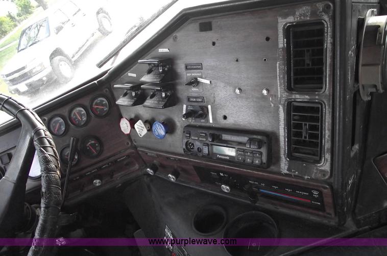image for item A4179 1993 Freightliner FLA semi truck