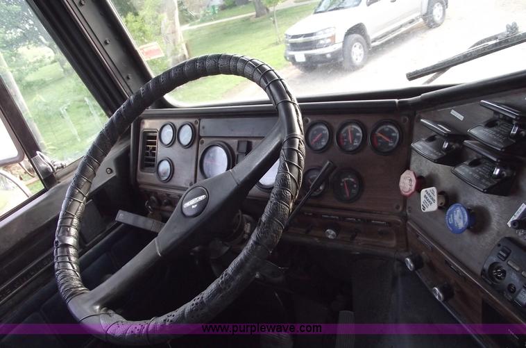 image for item A4179 1993 Freightliner FLA semi truck
