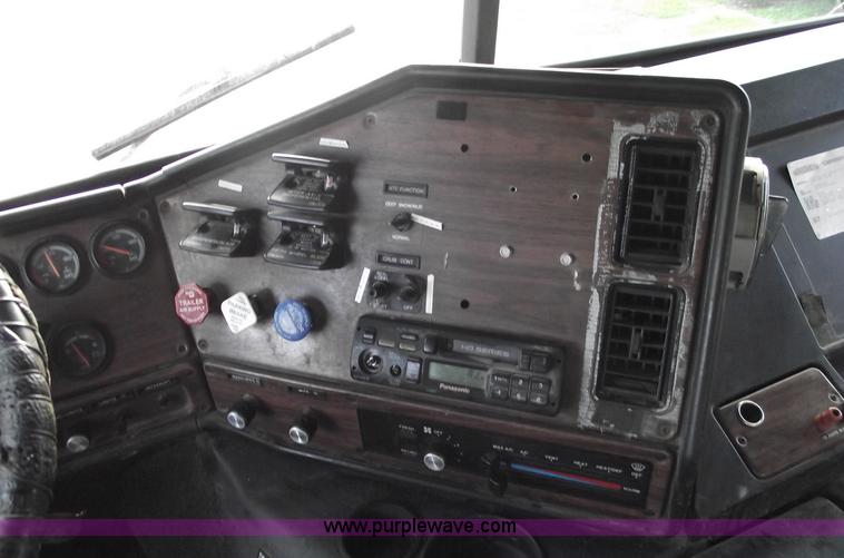 image for item A4179 1993 Freightliner FLA semi truck