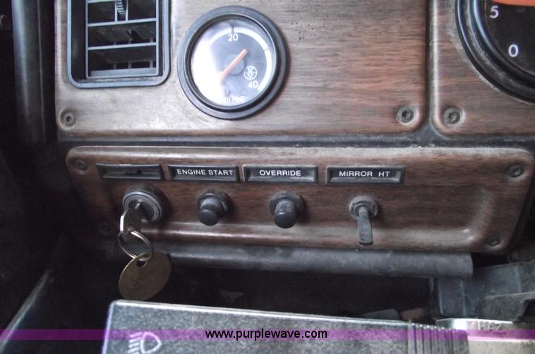 image for item A4179 1993 Freightliner FLA semi truck