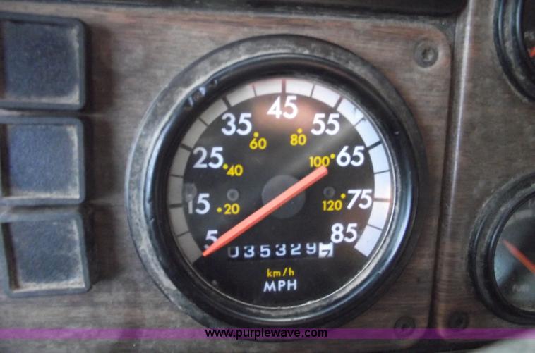 image for item A4179 1993 Freightliner FLA semi truck