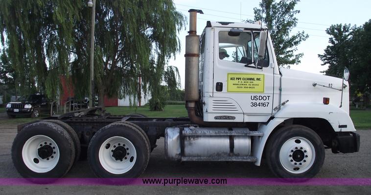 image for item A4200 1993 Freightliner FL106 semi truck