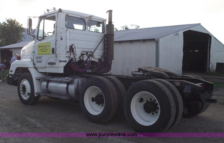 image for item A4200 1993 Freightliner FL106 semi truck