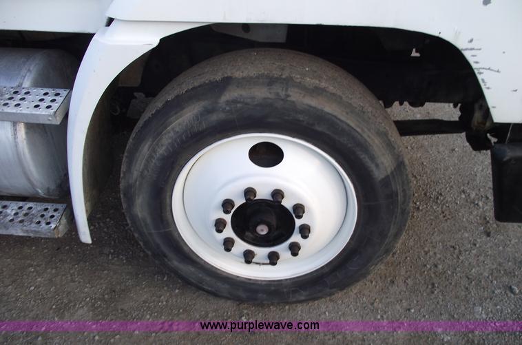 image for item A4200 1993 Freightliner FL106 semi truck