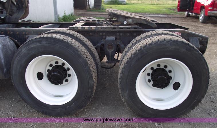 image for item A4200 1993 Freightliner FL106 semi truck