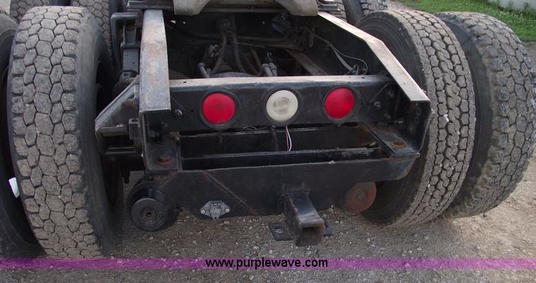 image for item A4200 1993 Freightliner FL106 semi truck