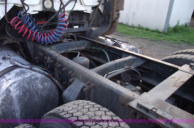 image for item A4200 1993 Freightliner FL106 semi truck