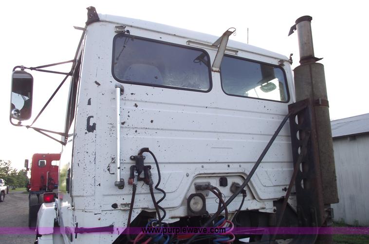 image for item A4200 1993 Freightliner FL106 semi truck