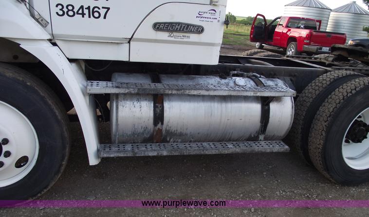 image for item A4200 1993 Freightliner FL106 semi truck