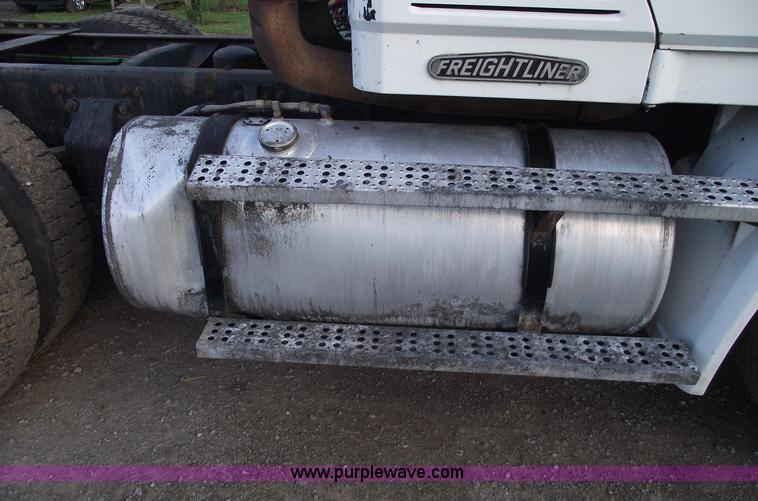 image for item A4200 1993 Freightliner FL106 semi truck