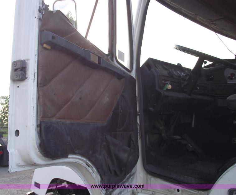 image for item A4200 1993 Freightliner FL106 semi truck