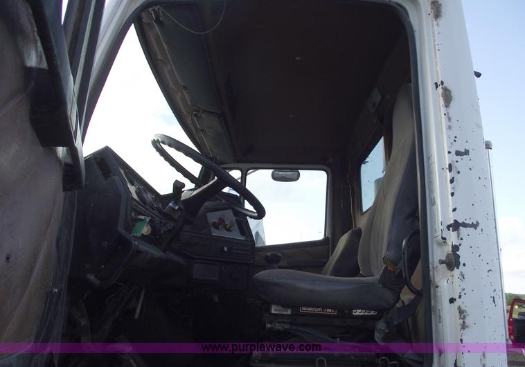 image for item A4200 1993 Freightliner FL106 semi truck