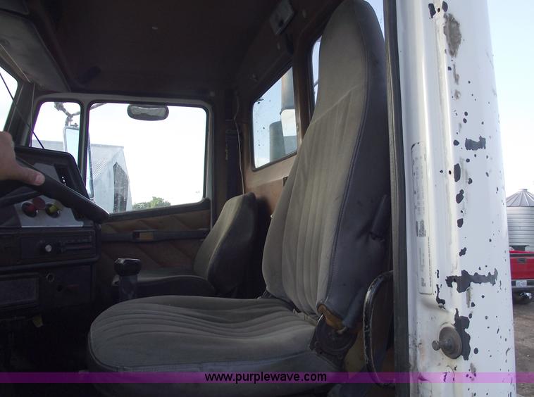 image for item A4200 1993 Freightliner FL106 semi truck