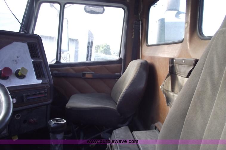 image for item A4200 1993 Freightliner FL106 semi truck