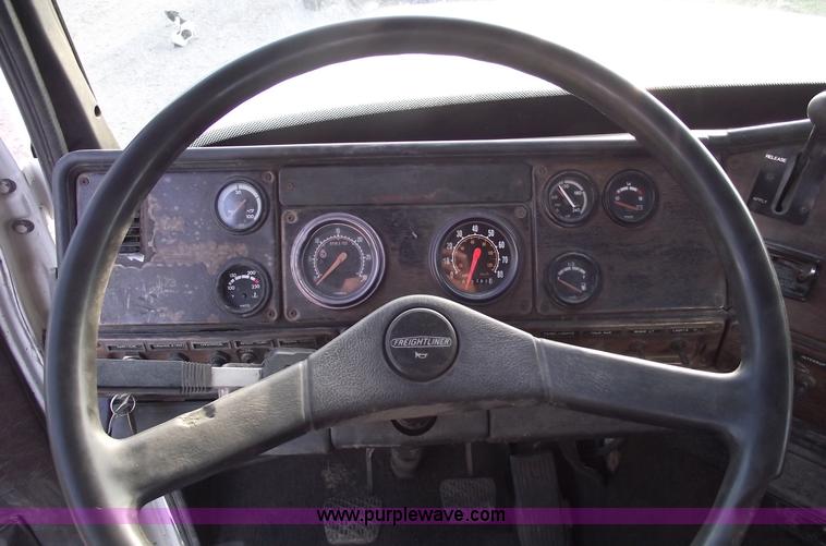 image for item A4200 1993 Freightliner FL106 semi truck