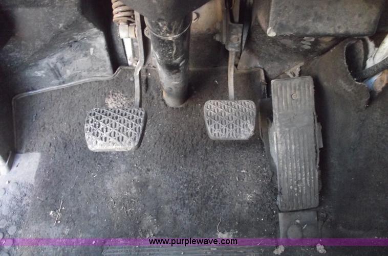 image for item A4200 1993 Freightliner FL106 semi truck