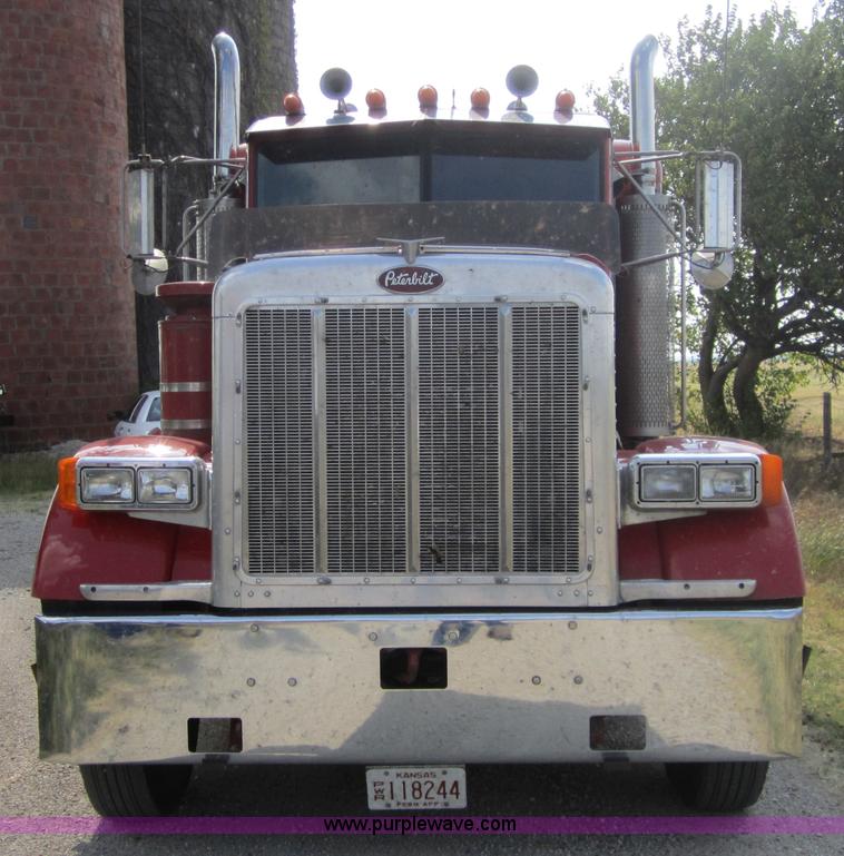 image for item A4733 1993 Peterbilt 379 semi truck