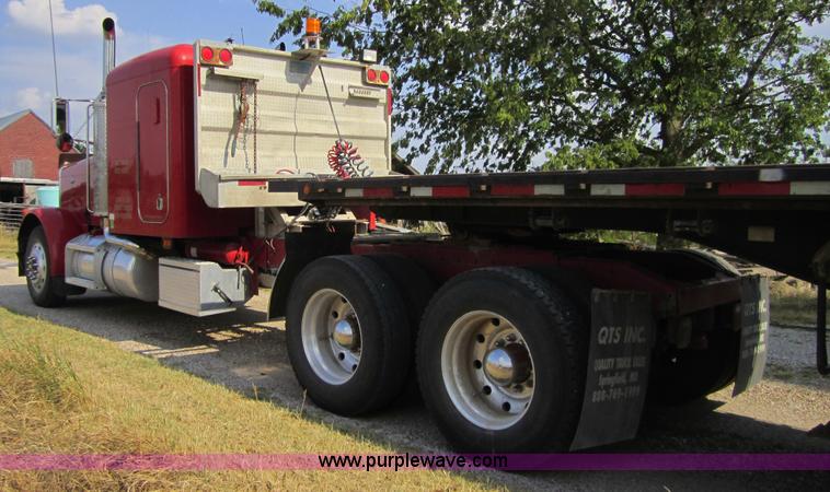 image for item A4733 1993 Peterbilt 379 semi truck