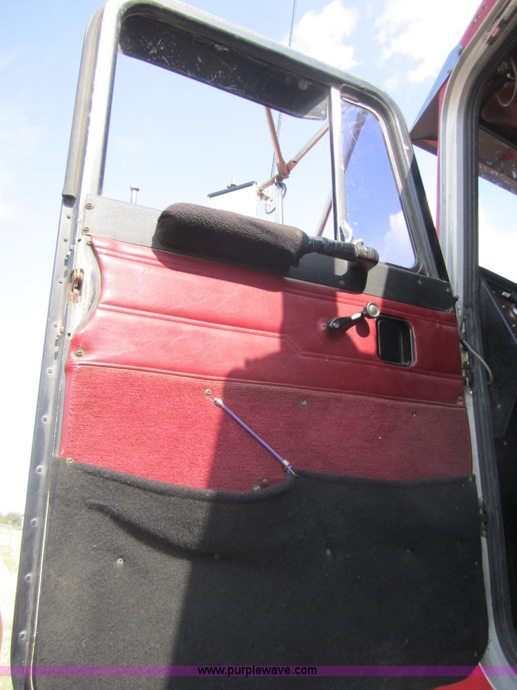 image for item A4733 1993 Peterbilt 379 semi truck