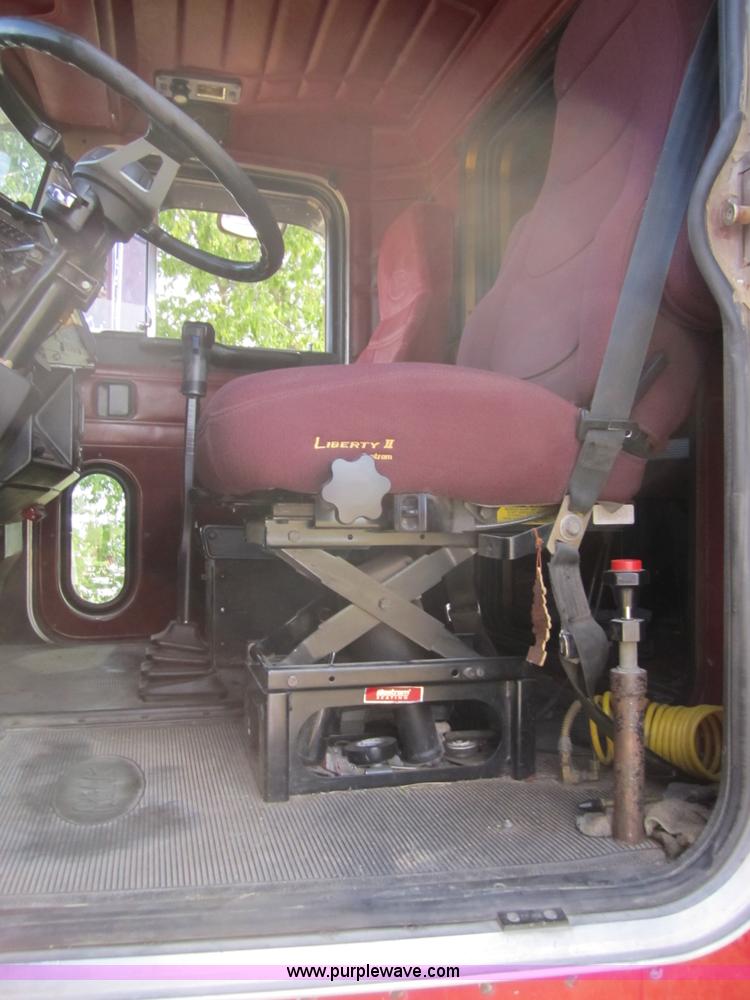 image for item A4733 1993 Peterbilt 379 semi truck