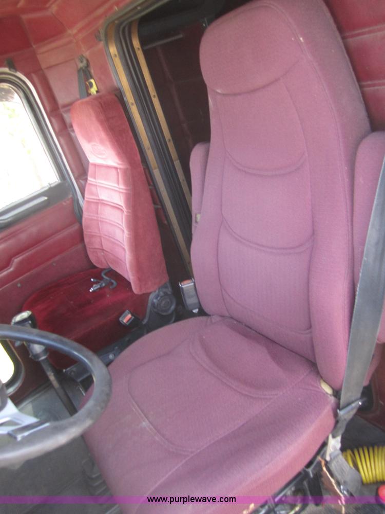 image for item A4733 1993 Peterbilt 379 semi truck