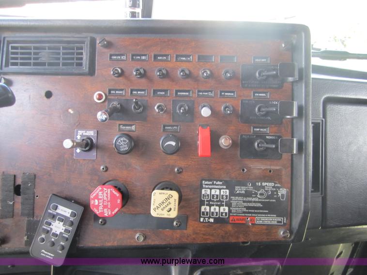 image for item A4733 1993 Peterbilt 379 semi truck